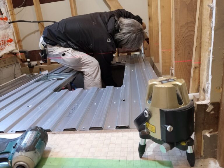 ユニットバスの設置作業を進める職人