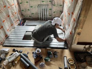 浴室の床まわりを施工する職人
