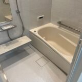 人造大理石の浴槽を採用した改修後のユニットバス